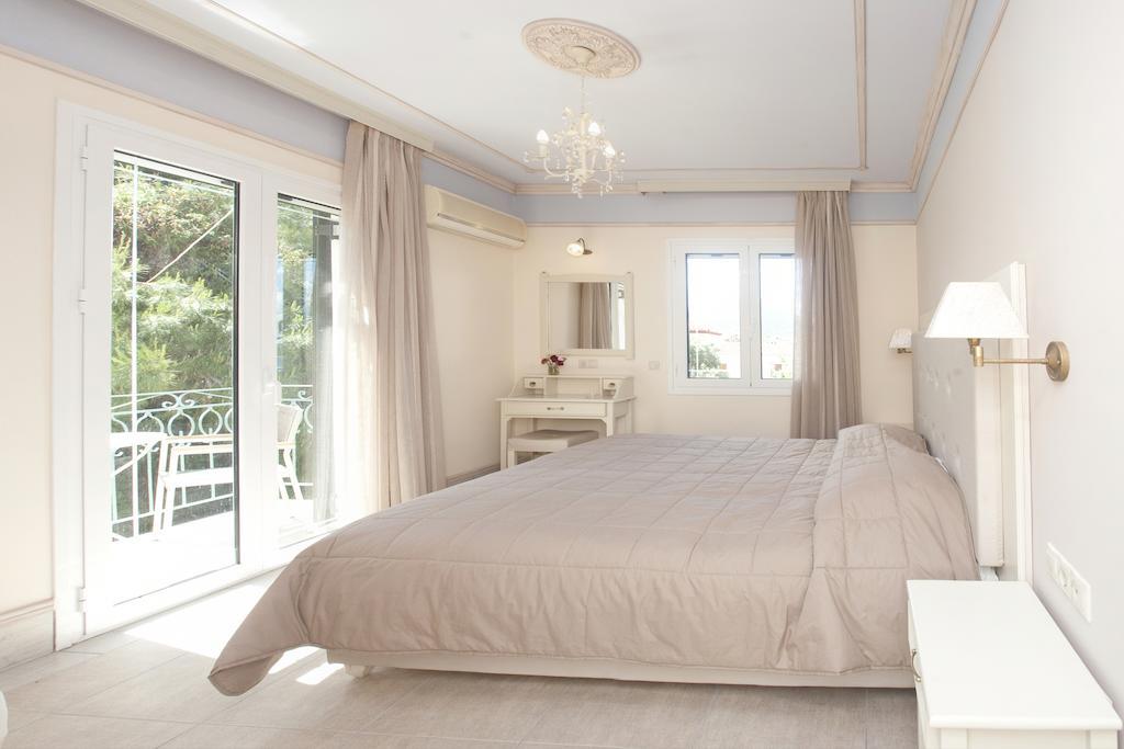 Tina'S House Aparthotel Pylos Bagian luar foto