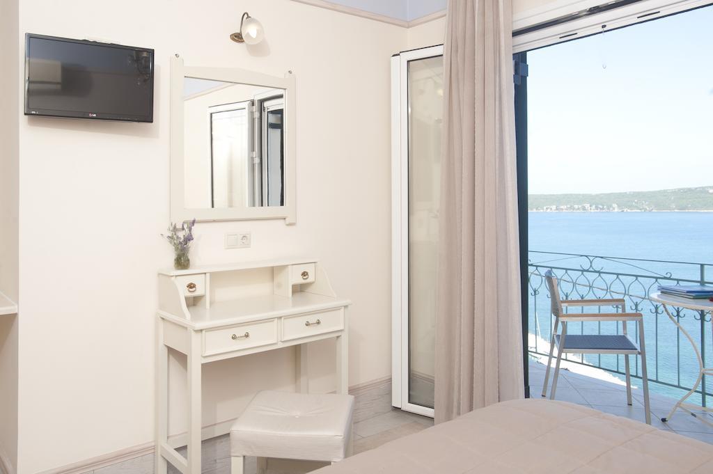 Tina'S House Aparthotel Pylos Bagian luar foto