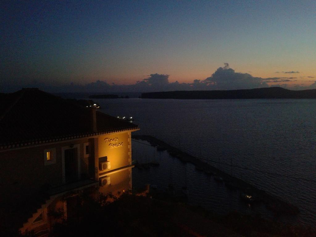 Tina'S House Aparthotel Pylos Bagian luar foto